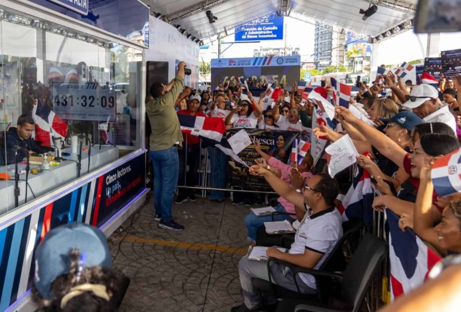 Five young Dominicans complete 480-hour challenge to reclaim reading record