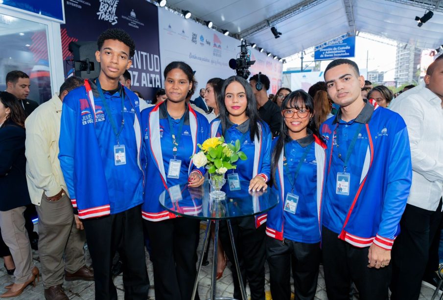 Five young Dominicans take on challenge to reclaim Guinness World Record for reading aloud