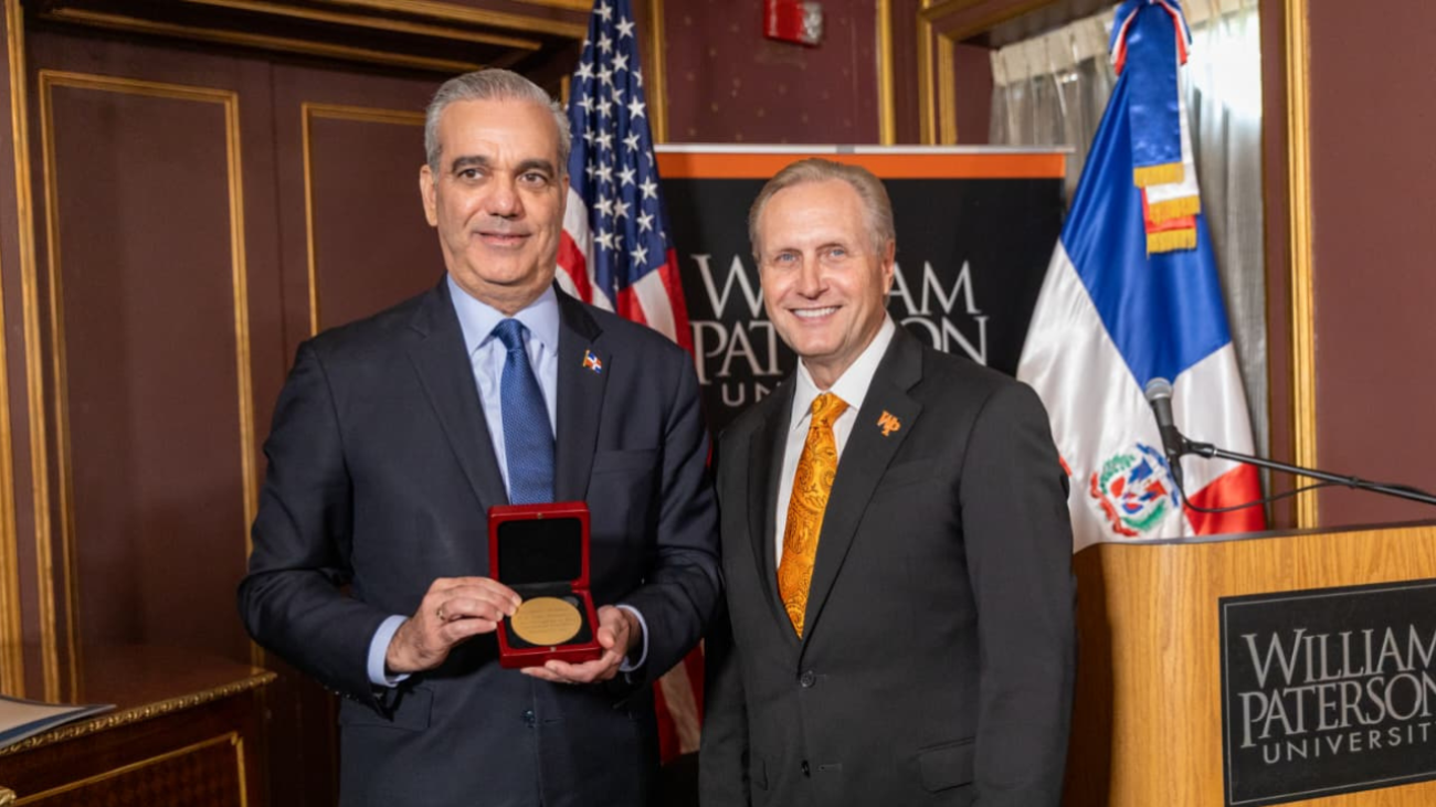 Abinader accepts William Paterson University’s Presidential Meda