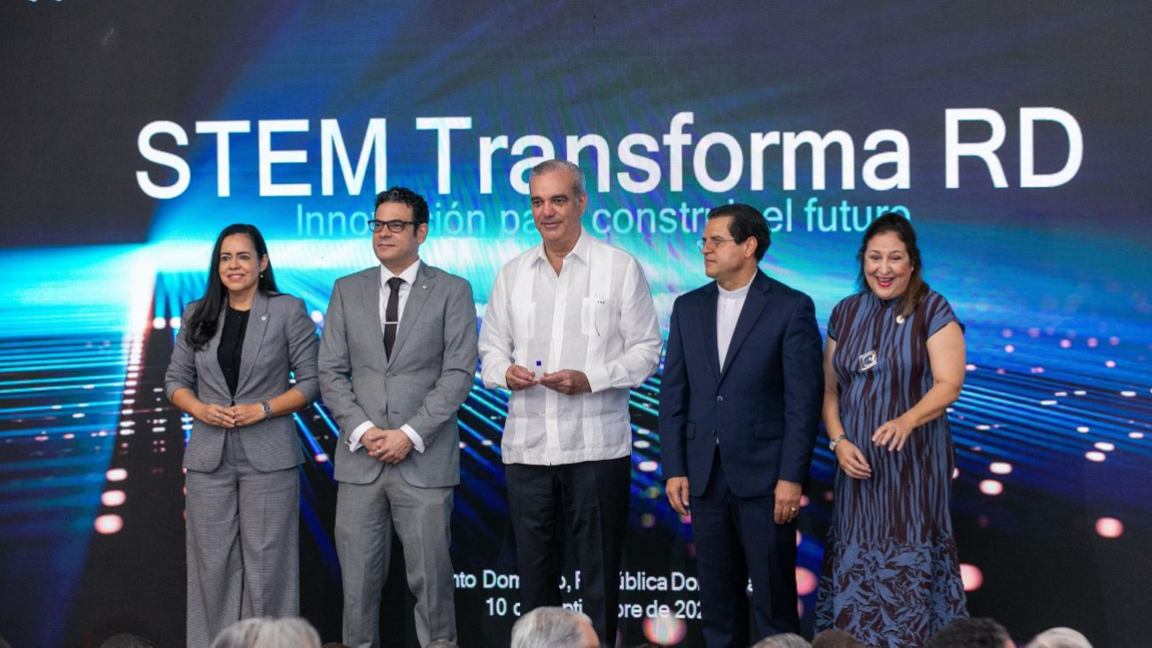 Abinader supports PUCMM semiconductor lab after first university microchip