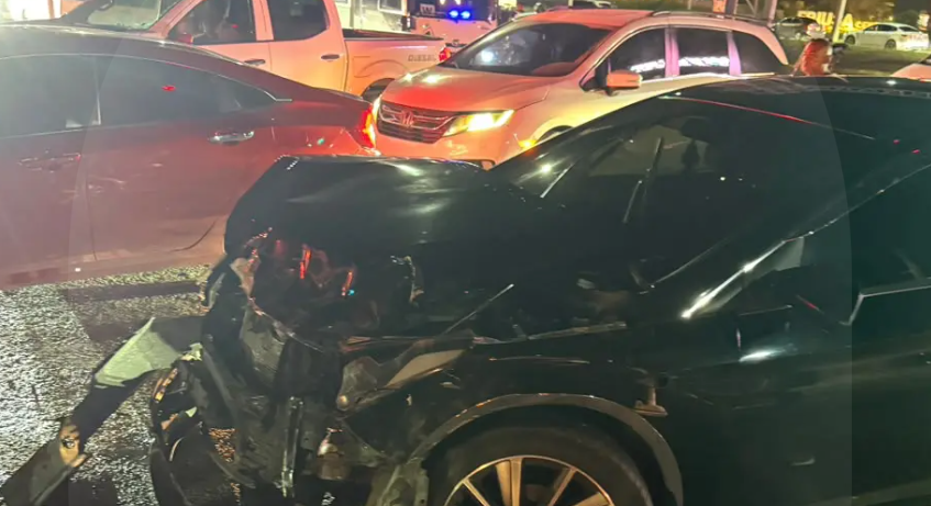 DIGESETT truck overturns after collision with private vehicle in Bávaro