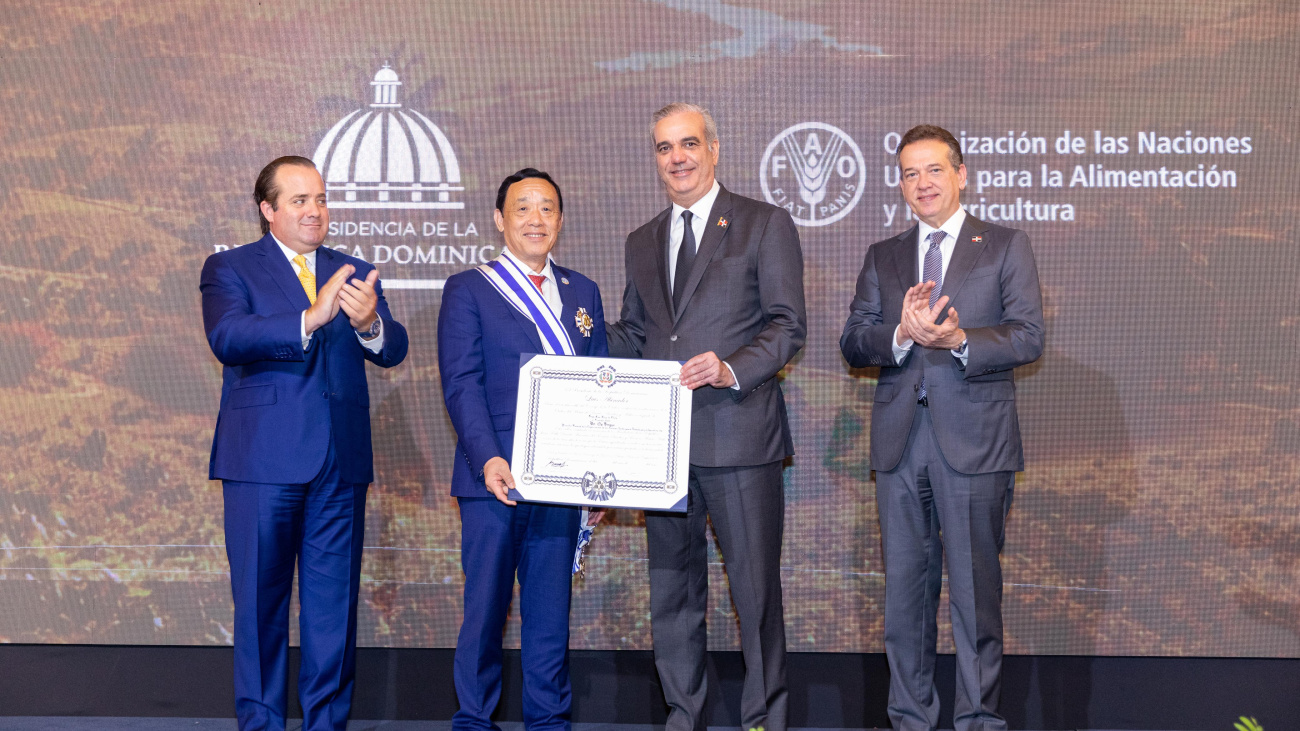 Abinader honors FAO Chief Qu Dongyu with Dominican Republic’s highest merit order