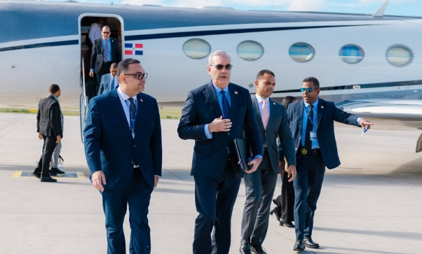 Abinader travels to Prague to attend Forum 2000
