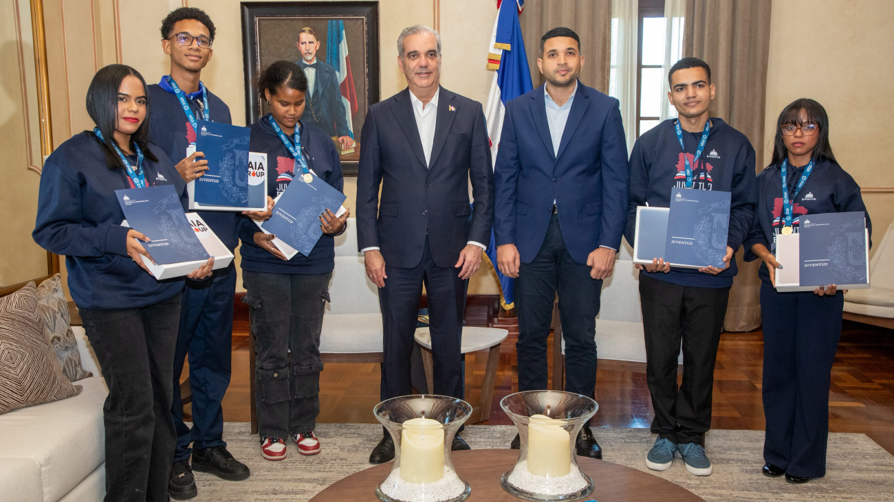 Abinader awards scholarships to young Dominicans who broke reading record
