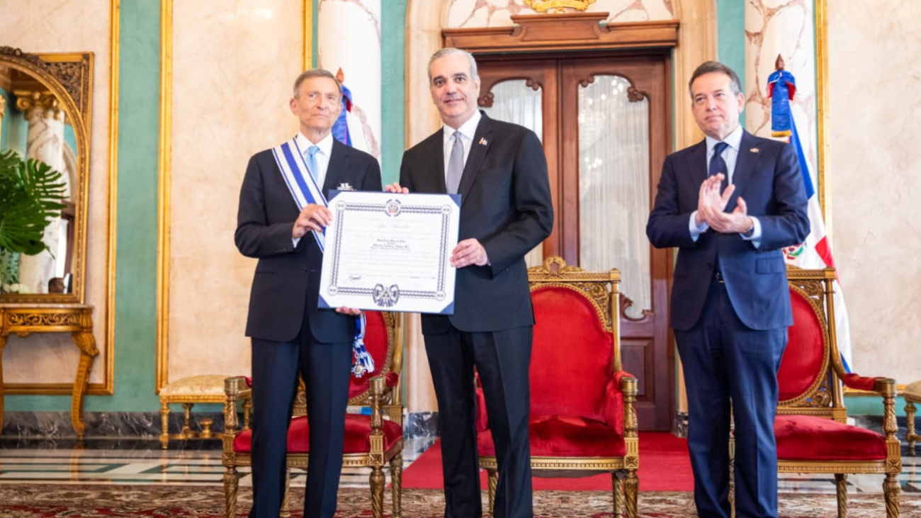 Luis Abinader awards Roberto Álvarez Order of Merit for diplomatic service